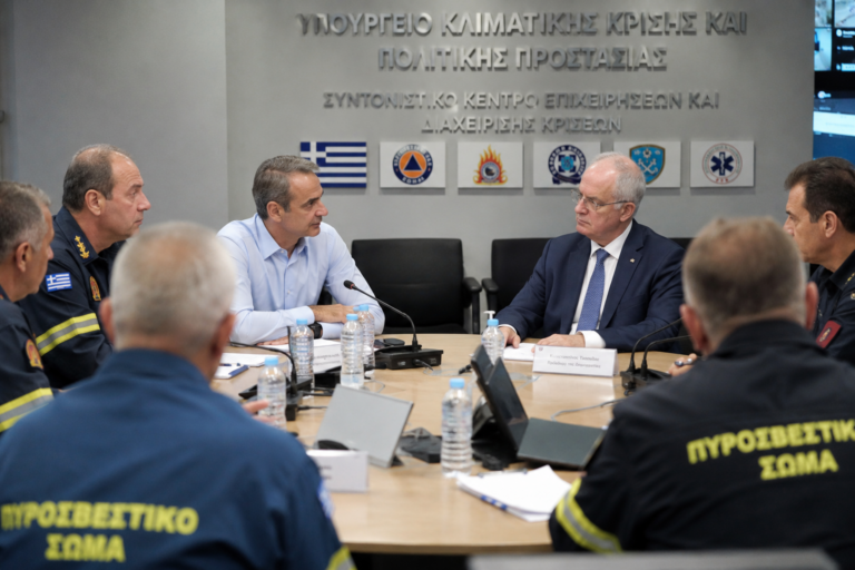 Στο Συντονιστικό της Πολιτικής Προστασίας Μητσοτάκης και Τασούλας για τις πυρκαγιές