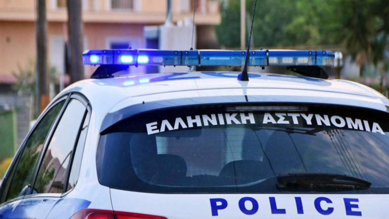 Πάτρα: Προσφέρθηκε να βοηθήσει οδηγό με σκασμένο λάστιχο και του έκλεψε 4.300 ευρώ