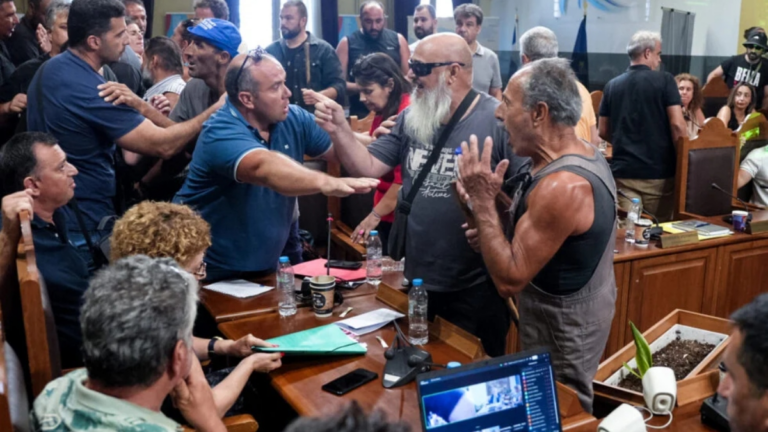 «Ρεσάλτο» κτηνοτρόφων στο Περιφερειακό Συμβούλιο Λέσβου – Οργή για τις θανατώσεις ζώων
