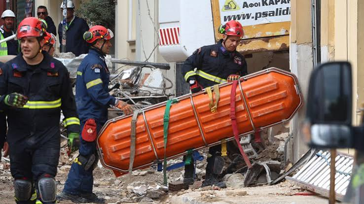 Πλάκα: Τέσσερις σοροί μέχρι στιγμής στα ερείπια – Συνεχίζονται οι έρευνες