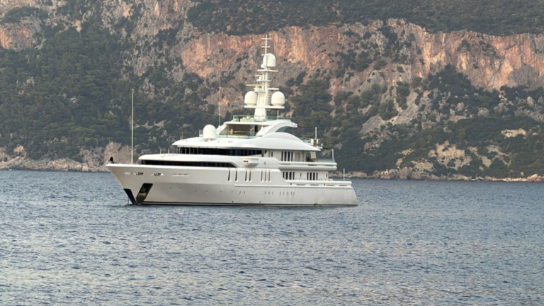 Το υπερπολυτελές superyacht «Talisman C» στο Φισκάρδο