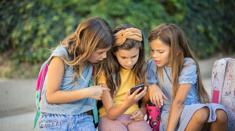 Τέλος τα social media για παιδιά κάτω των 15 ετών: Τι αλλάζει από την 1η Ιανουαρίου 2027